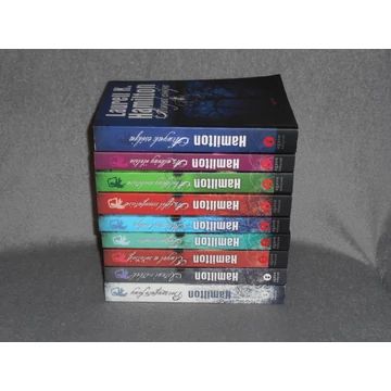 Laurell K. Hamilton - Teljes Merry Gentry sorozat 1-9. (Árnyak csókja, Az alkony ölelése, A holdfény csábítása, Az éjfél simogatása, Misztrál csókja stb)