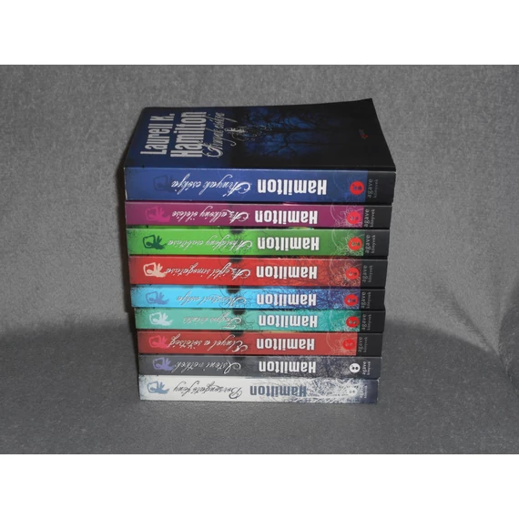 Laurell K. Hamilton - Teljes Merry Gentry sorozat 1-9. (Árnyak csókja, Az alkony ölelése, A holdfény csábítása, Az éjfél simogatása, Misztrál csókja stb)