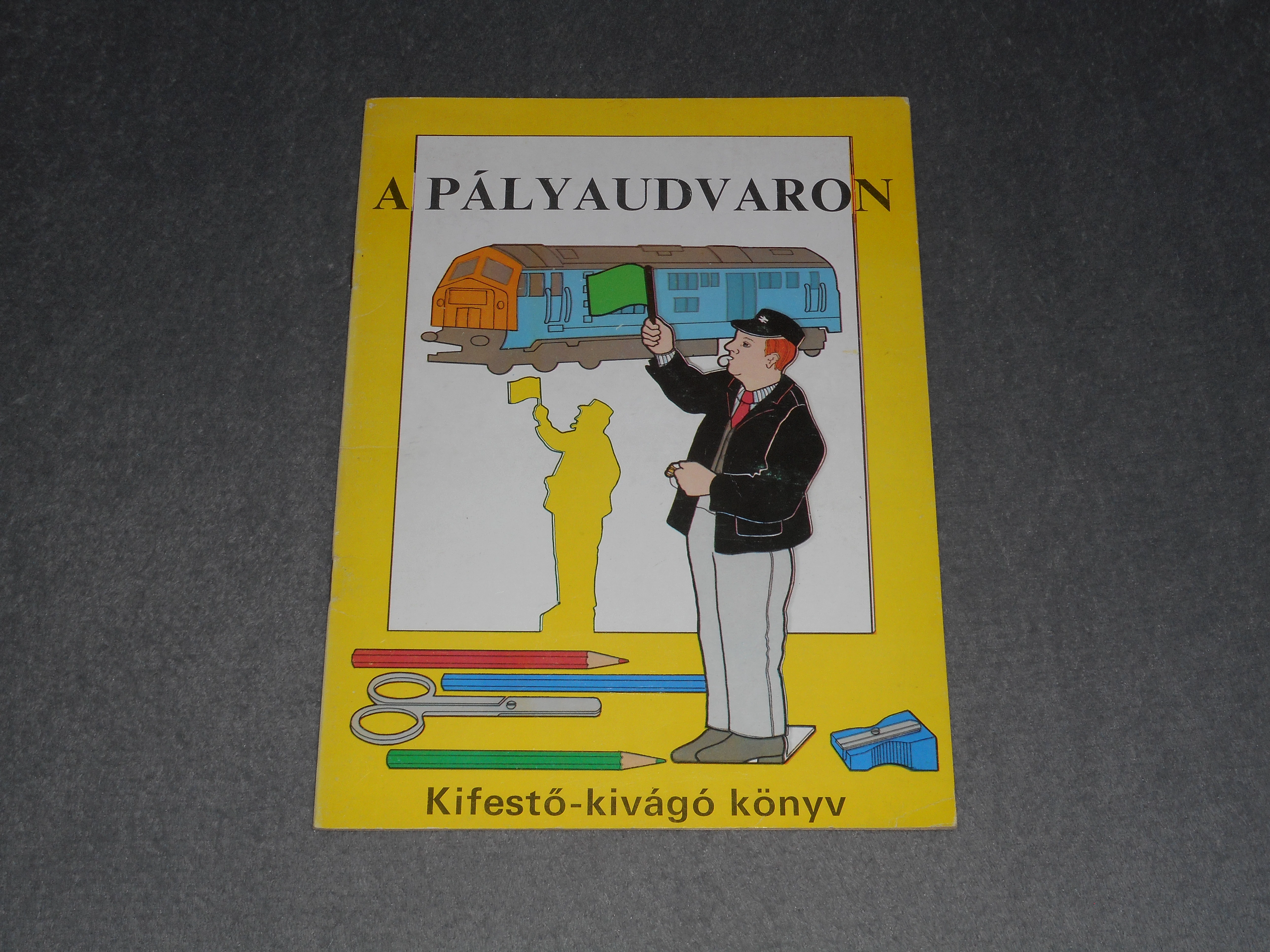 A pályaudvaron kifestő - kivágó könyv 