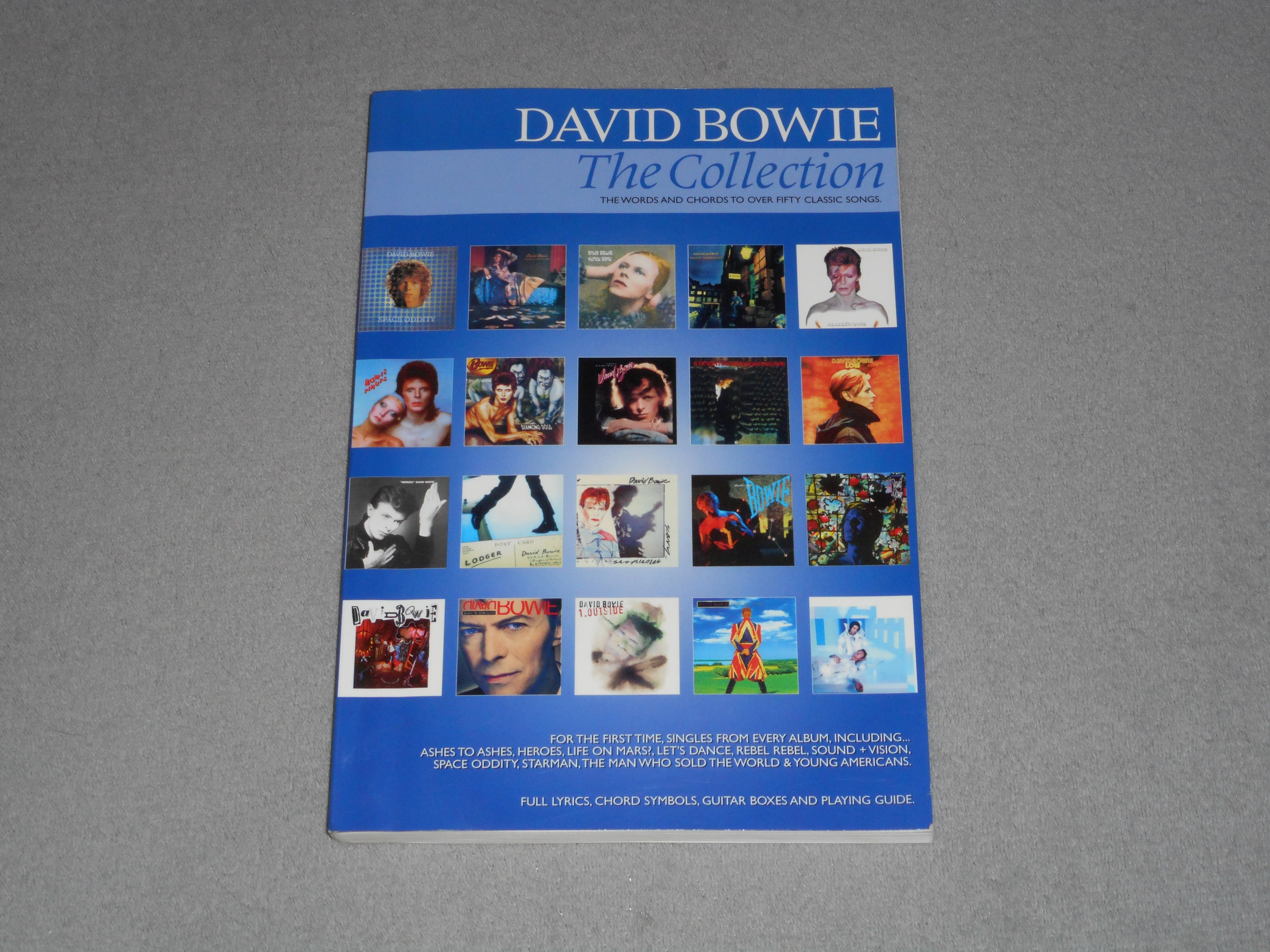 David Bowie - The ​Collection - Complete lyrics and guitar chord shapes for over 50 songs / Zeneszöveg, kotta
