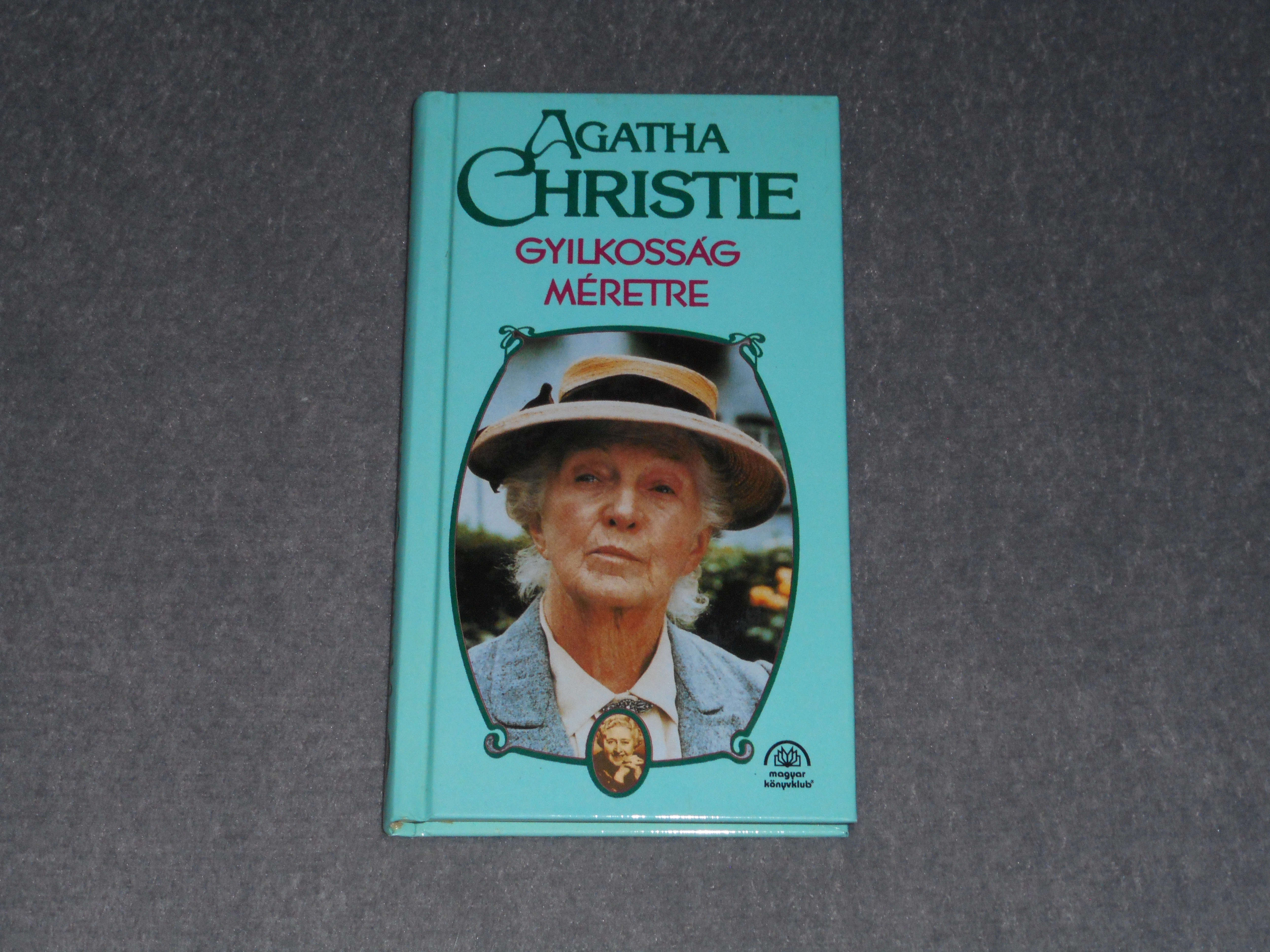 Agatha Christie - Gyilkosság méretre (Magyar könyvklub kiadás)