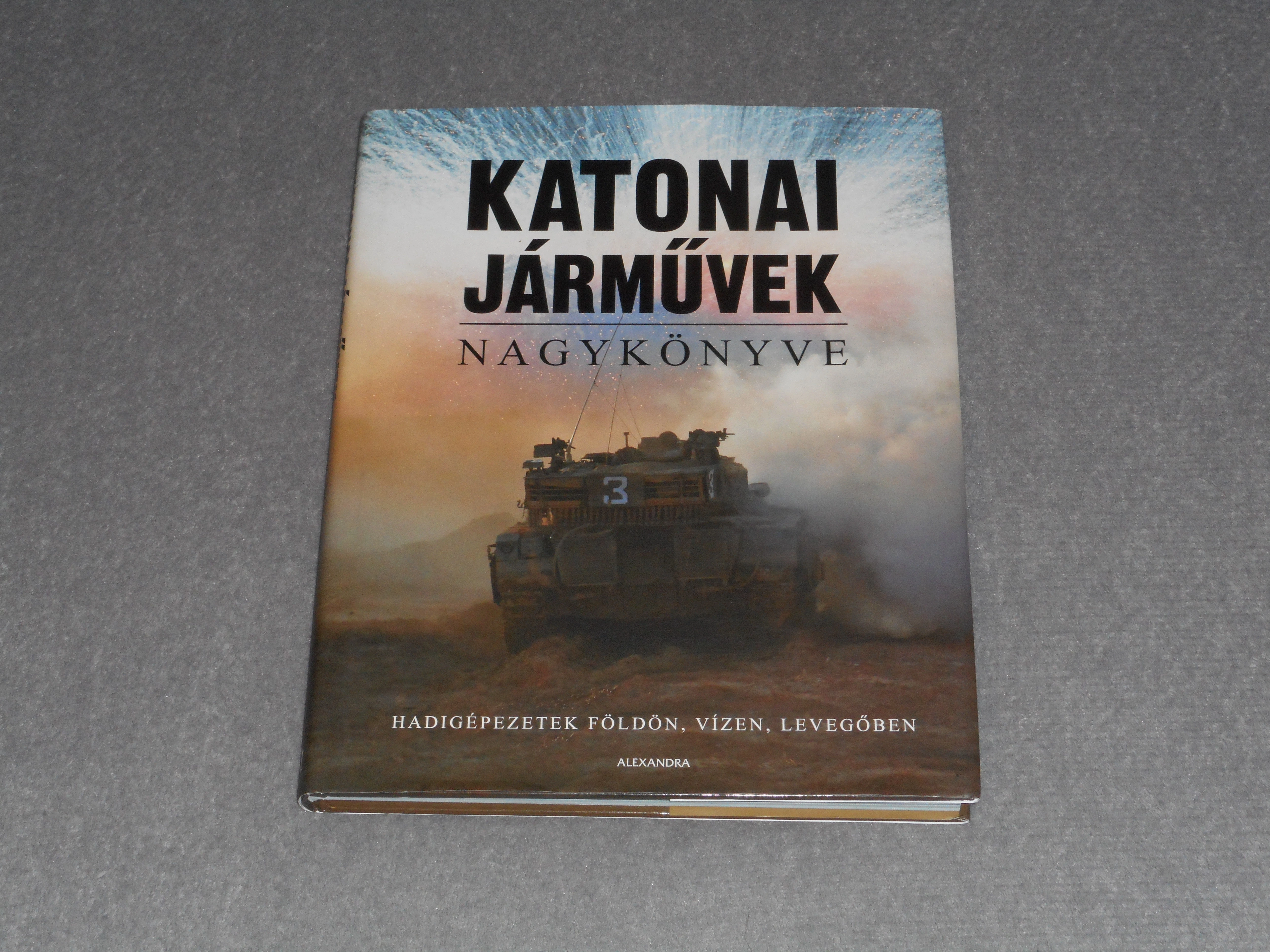 Katonai járművek nagykönyve - Hadigépezetek földön, vízen, levegőben