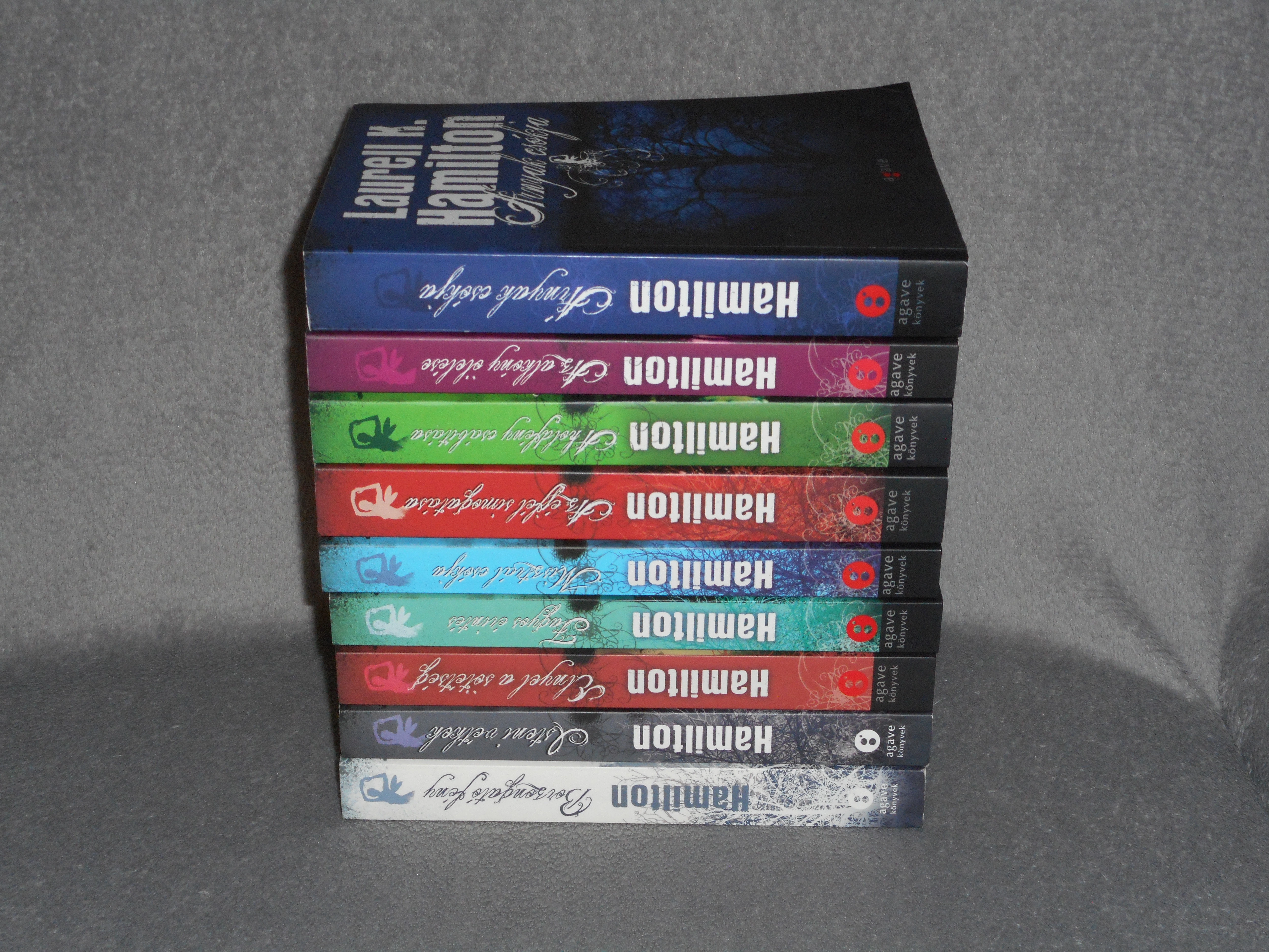Laurell K. Hamilton - Teljes Merry Gentry sorozat 1-9. (Árnyak csókja, Az alkony ölelése, A holdfény csábítása, Az éjfél simogatása, Misztrál csókja stb)